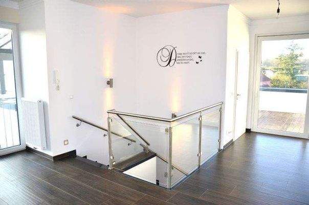 Wohnbereich mit Treppe in die untere Etage