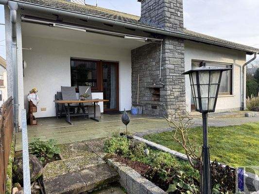 Terrasse mit offenen Kamin und Markise