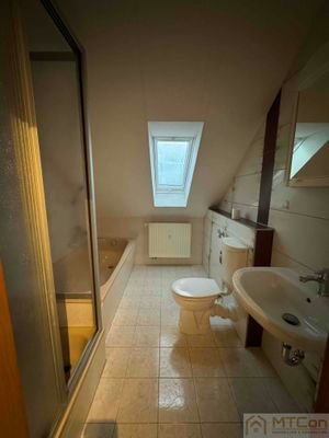 Bad mit Dusche und Wanne
