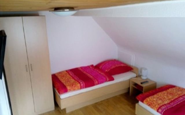 183vierbettzimmerhinterraumr_bed_breakfast_stuttgart.jpg