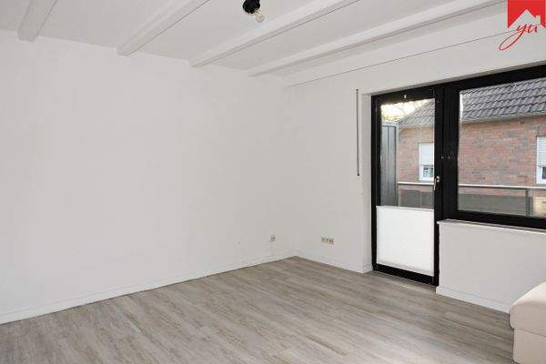 Wohn- und Esszimmer mit Zugang zum Balkon