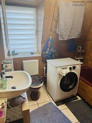 DG Bad mit Badewanne und Dusche