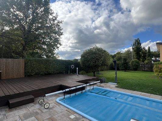 Pool mit Sonnendeck und Gartendusche