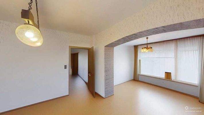 Möbel mit KI entfernt