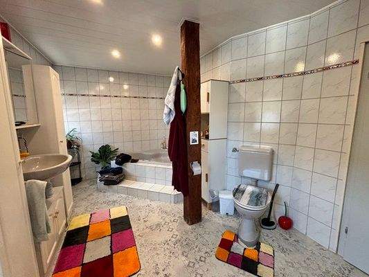 Das Badezimmer im OG