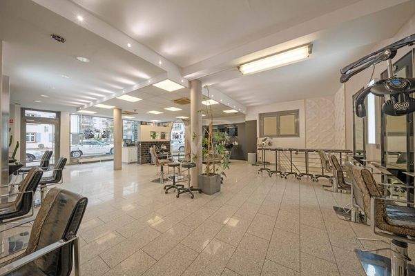 Ladenlokal im Erdgeschoss mit Treppe ins Untergeschoss