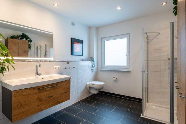 18360 Badezimmer mit Dusche