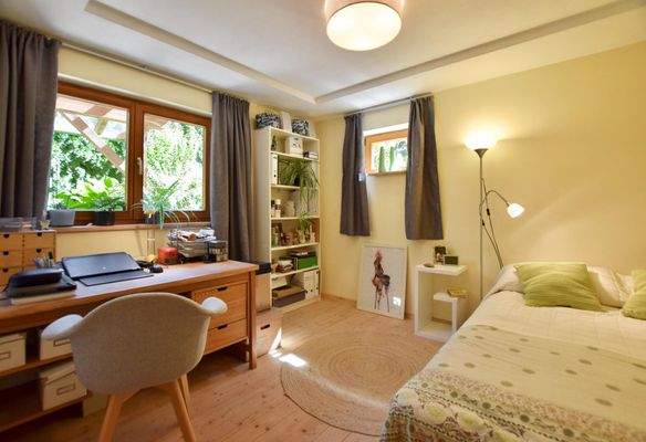 Zweites Kinderzimmer / Gästezimmer / Arbeitszimmer mit Blick ins Grüne