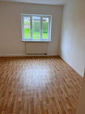 Helles Zimmer mit Fenster