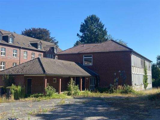 2 ehem. Schulgebäude (Leerstand)