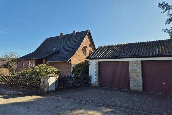 Haus mit Garage und Werkstatt