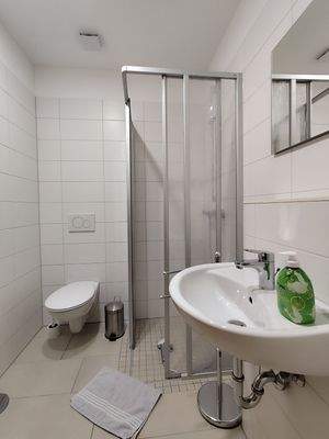 Bad mit Dusche im Pensionszimmer