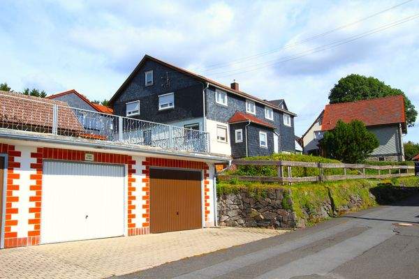 01.01. Außenansicht mit Doppelgarage.JPG