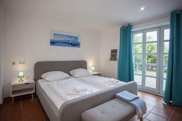 Ferienwohnung_D55_am_Bakenberg_auf_Ruegen_Schlafzimmer_mit_Terrasse