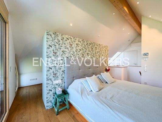 Schlafbereich im Obergeschoss mit Zugang zum Balkon