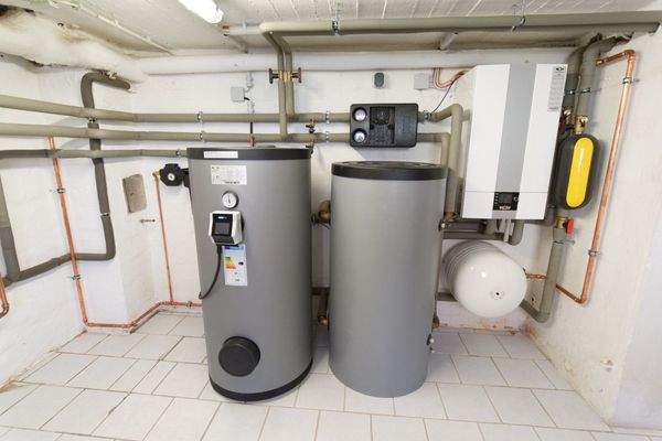 Haustechnik mit Innenteil der Wärmepumpe und Speicher