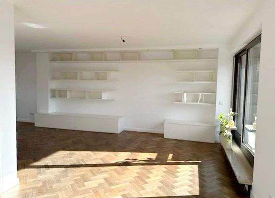 Wohnzimmer mit Bücherregal 1