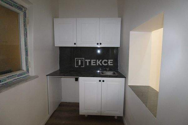 Renovated Building 600 Meters from the Sea in Fatih