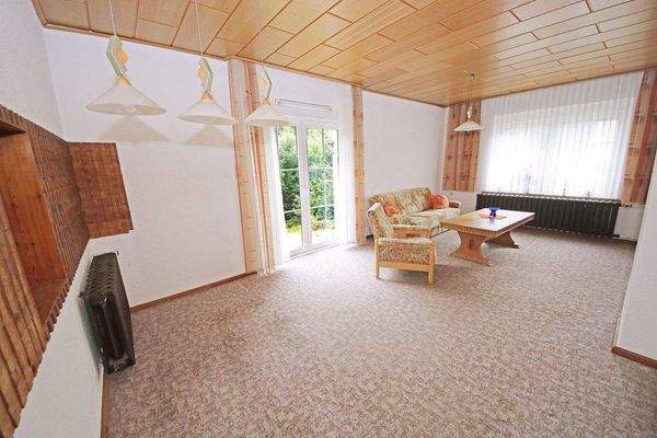 großes Wohnzimmer mit ...