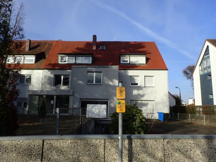 Mehrfamilienwohnhaus mit fünf Wohnungen und Werkstatt sowie Schwimmbadanbau