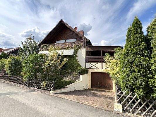 Straßenansicht mit Garage