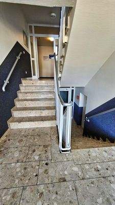 Treppenhaus: hell, mit Fenster