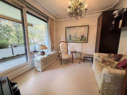 Kleines Zimmer mit Zugang zum Balkon