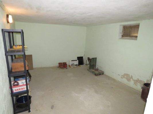 kühler Kellerraum im Garagengebäude 