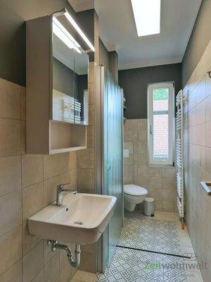 modernes Bad mit Glas-Faltdusche