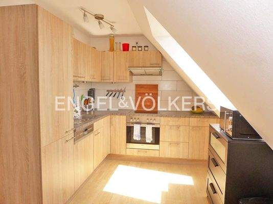 Umfangreich ausgestattete Einbauküche