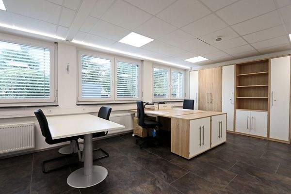 neue Büromöbel im EG