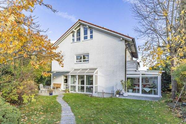 Sicht auf Wintergarten und Essbereich mit Erker