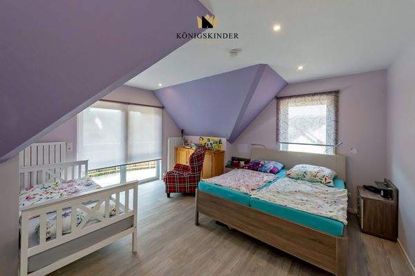 DG: Elternschlafzimmer mit Zugang zum Balkon