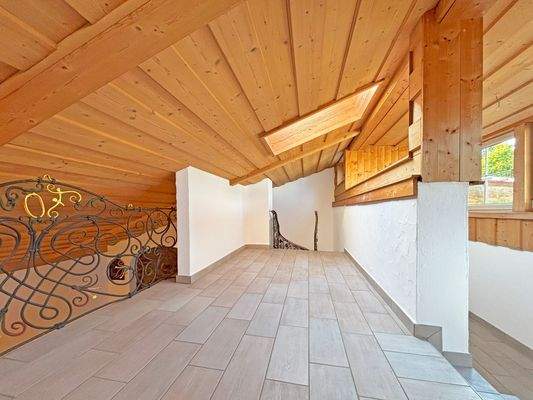 Rückseitiges Haus: Wohnen mit Zugang zum Balkon