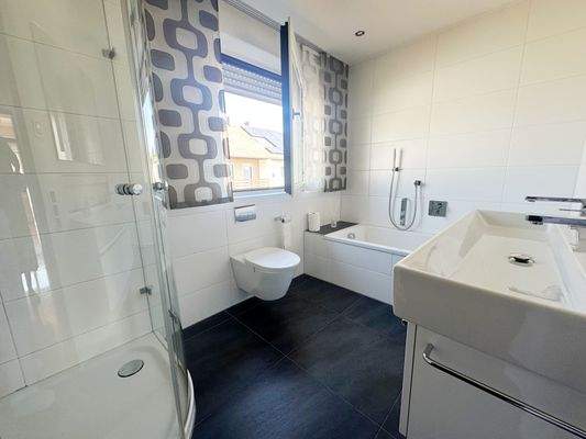 Modernes Bad mit Fenster.jpg