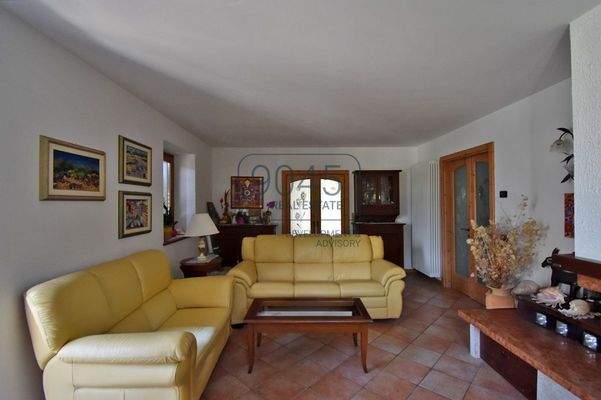 Exklusive Villa mit Panoramablick und großem Grundstück – Ala