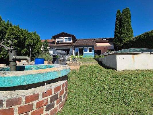 Garten 02 mit Brunnen und Swimmingpool