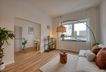 Einrichtungsbeispiel: Wohnzimmer, Blick in die Küche