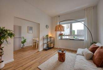 Einrichtungsbeispiel: Wohnzimmer, Blick in die Küche