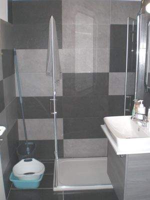 modernes neues Badezimmer 