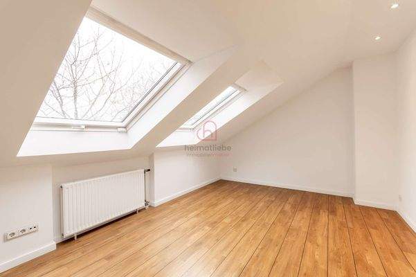 modernes zweites Kinderzimmer im Dachgeschoss