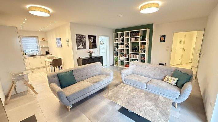 Wohnbereich mit Zugang zur Terrasse