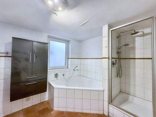 Bad mit Dusche 1. OG