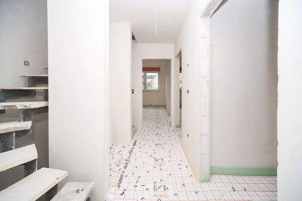 Flur/Treppenaufgang 1.OG zum DG