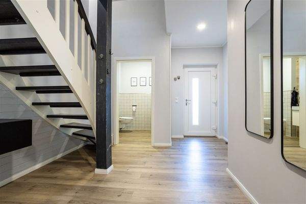 Eingangsbereich m. Zugang Gäste-WC im EG, Wohnhaus