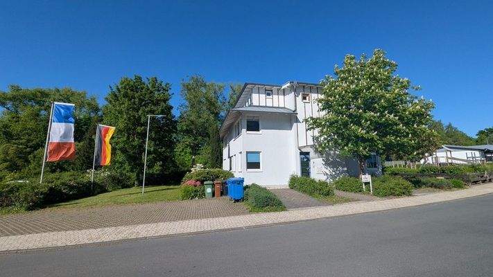 Blick auf Büro und Parkplatz