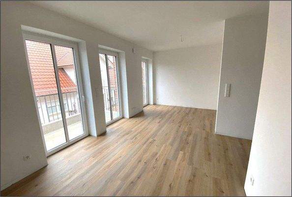 Wohn- und Essbereich - Musterfoto von Whg. im OG