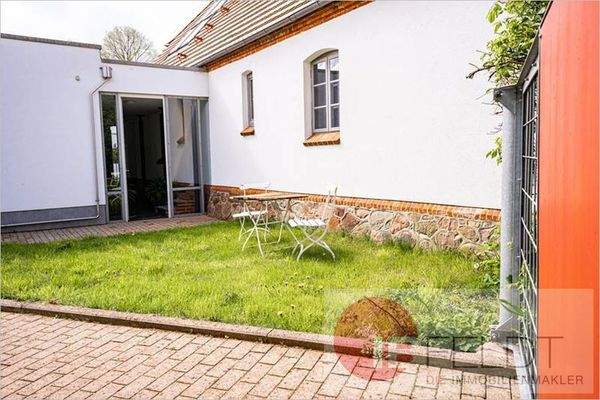 rückwärtige Zufahrt und kleiner Pausenplatz 