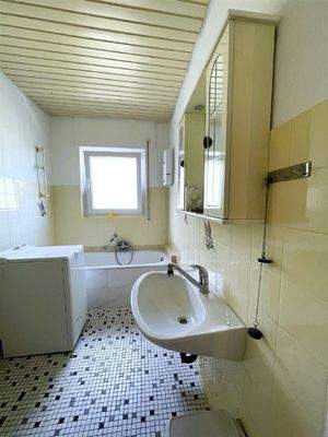 Tageslicht-Badezimmer mit Waschmaschinenanschluss