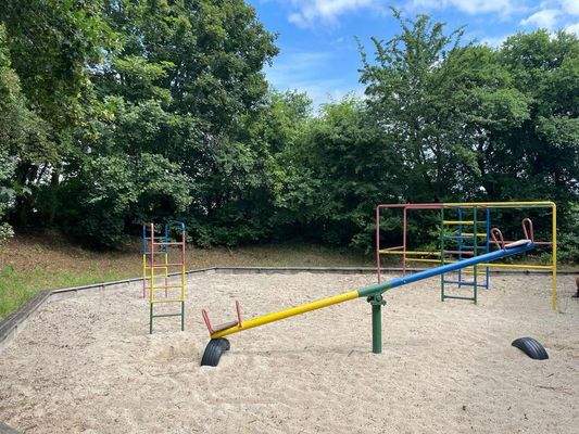 Spielplatz vor dem Haus